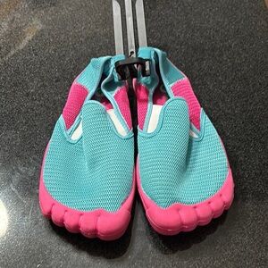Size 6 Ladies / Kids Vibrant Aqua and Pink Toe Shoes